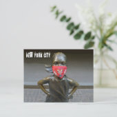 Meisje zonder grenzen, met borduurmasker, NYC-H-br Briefkaart (Staand voorkant)