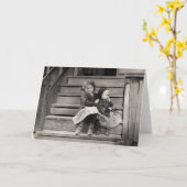 Meisje zorgt voor haar zus, 1911 kaart (Gele Bloem)