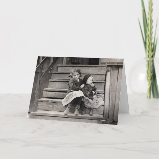 Meisje zorgt voor haar zus, 1911 kaart (Voorkant)