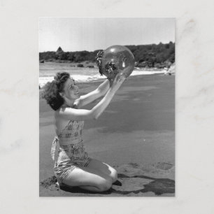 Meisje zwemmen op strand - briefkaart