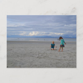 Meisjes aan de strand briefkaart