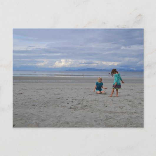 Meisjes aan de strand briefkaart (Voorkant)