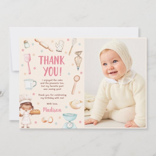Meisjes bakken eerste verjaardagsfeestje foto bedankkaart (Voorkant)