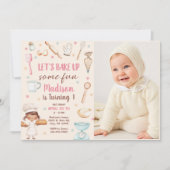 Meisjes bakken eerste verjaardagsfeestje foto kaart (Voorkant)