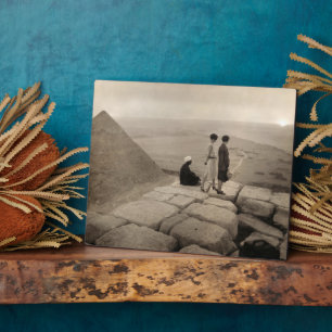 Meisjes bovenop de piramide van Khufu in Egypte Zo Fotoplaat
