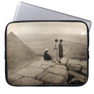 Meisjes bovenop de piramide van Khufu in Egypte Zo Laptop Sleeve