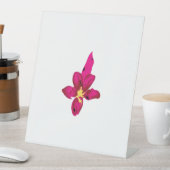 Meisjes design, lichtgoud, paars rood reclamebord met voetstuk (Insitu)