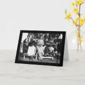 Meisjes die in Albanië 1923 breien Kaart (Gele Bloem)