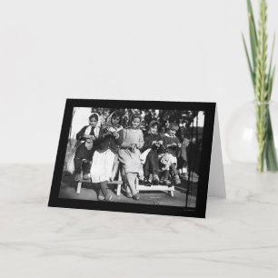 Meisjes die in Albanië 1923 breien Kaart