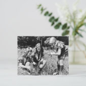 Meisjes die kikkers verzamelen, 1940 briefkaart (Staand voorkant)