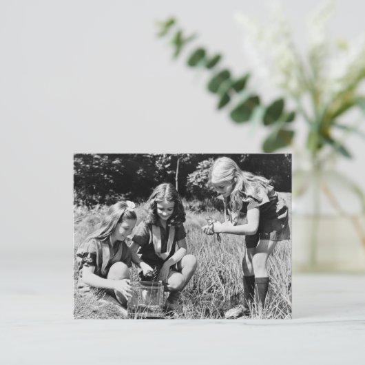 Meisjes die kikkers verzamelen, 1940 briefkaart (Staand voorkant)