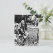 Meisjes die kikkers verzamelen, 1940 briefkaart (Staand voorkant)