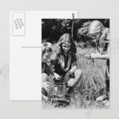 Meisjes die kikkers verzamelen, 1940 briefkaart (Voorkant / Achterkant)