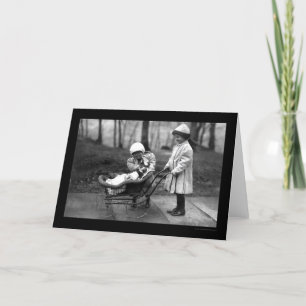 Meisjes die met een Doll spelen in een Carriage ui Kaart