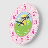 Meisjes die mijn eerste versnaperingen serveren grote klok (Hoek)