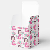 Meisjes die plaatsen zoeken bedankdoosjes (Geopend)