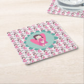 Meisjes die plaatsen zoeken kartonnen onderzetters (Schuin)