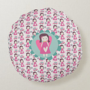 Meisjes die plaatsen zoeken rond kussen