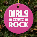 Meisjes die rock code, roze w / aangepaste tekst k keramisch ornament<br><div class="desc">Deze bekrachtigende en trotse tekst zegt Girls Who Code Rock. Het is een geweldig kerstornament voor studenten in het vrouw die leren programmeren, een meisjescoderingsclub, een docent of hoogleraar, of een programmeursprofessional. Voeg een naam en vakantiedatum op de achterkant toe, of verwijder, volgens uw voorkeur. De roze achtergrondkleur kan ook...</div>