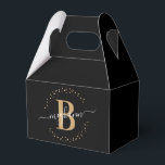 Meisjes Elegant Black Gold Name Monogramed Script Bedankdoosjes<br><div class="desc">Meisjes, trendy, modern, elegant, zwart en gouden monogram initiaal, naam script, aangepast monogrammed gunstbox. Met een monogram initiaal en een girale naam script in een handgeschreven kalligrafie spoelt het staartlettertype en een gestippeld cirkelvormig lijst rond jouw naam. Geweldig voor verjaardag, vrijgezellenfeest, bruiloft, zoete 16 verjaardagsfeest en baby shower, vrijgezellenfeest, verjaardagsfeest...</div>