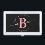 Meisjes Elegant Roze Zwart Manuscript Visitekaarthouder<br><div class="desc">Meisjes, modern, elegant, trendy, roze en zwart, wit monogram initiaal naam script aangepast monogrammed visitekaartje hoesje. Met een monogram initiaal en een girale naam script in een handgeschreven kalligrafie spoelt het staartlettertype en een gestippeld cirkelvormig lijst rond uw monogram. Perfect vrouwelijk geschenk voor vriendin, zus, moeder, verjaardag, bruiloft, vrijgezellenfeest, zoete...</div>