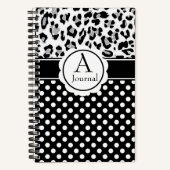 Meisjes en stippen drukken een monogram op het bla notitieboek (Voorkant)