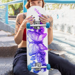 Meisjes Floral Butterfly gepersonaliseerd Persoonlijk Skateboard<br><div class="desc">Maak je favoriete ritje op met deze mooie florale vlinderprint gemaakt van een oorspronkelijk digitaal kunstontwerp! Cool en leuk! Pas het aan met die speciale naam! Exclusief van boven op de berg!</div>