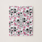 Meisjes gepersonaliseerd roze zwart voetbal legpuzzel (Verticaal)