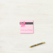 Meisje's gepersonaliseerde roze boog post het merk post-it® notes (Op bureau)