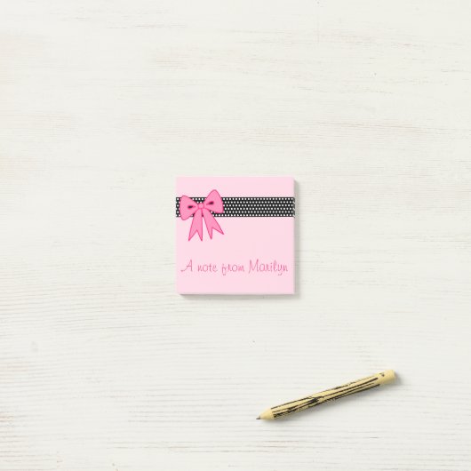 Meisje's gepersonaliseerde roze boog post het merk post-it® notes (Op bureau)