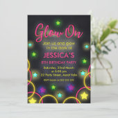 Meisjes gloeien in de donkere avonduitnodiging kaart (Staand voorkant)