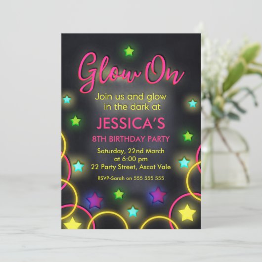 Meisjes gloeien in de donkere avonduitnodiging kaart (Staand voorkant)