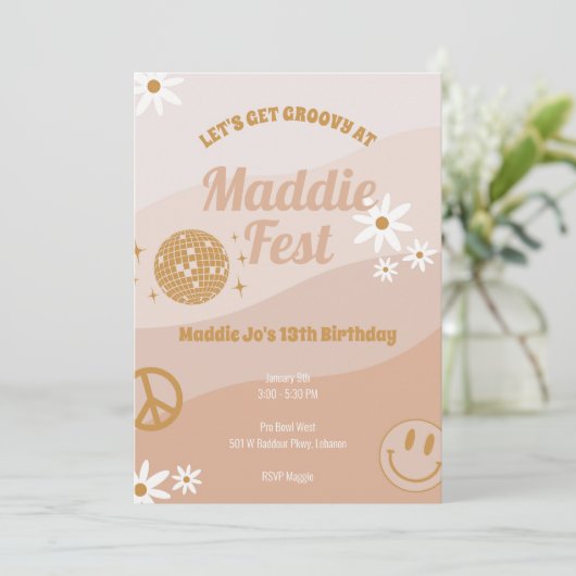 Meisjes Groovy Festival Vibes Verjaardag Uitnodigi Kaart (Staand voorkant)