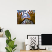 Meisjes handen op een plasmabal poster (Thuiskantoor)