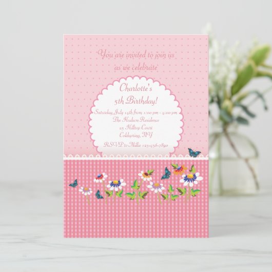 Meisjes houden van roze uitnodiging (Staand voorkant)