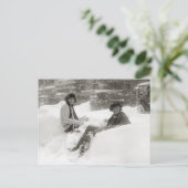 Meisjes in de sneeuw, 1922 briefkaart (Staand voorkant)