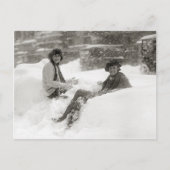 Meisjes in de sneeuw, 1922 briefkaart (Voorkant)