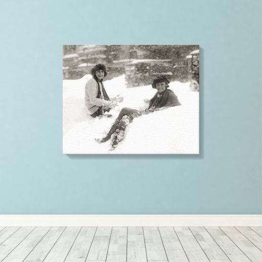 Meisjes in de sneeuw, 1922 canvas afdruk (Insitu (Houten vloer))