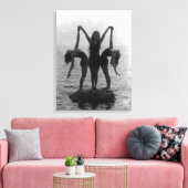 Meisjes in Posing op een rots in het water Canvas Afdruk (Insitu (Woonkamer))