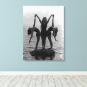 Meisjes in Posing op een rots in het water Canvas Afdruk (Insitu (Houten vloer))
