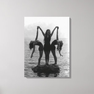 Meisjes in Posing op een rots in het water Canvas Afdruk