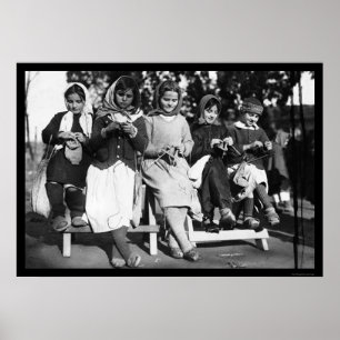 Meisjes Knitting in Albanië 1923 Poster