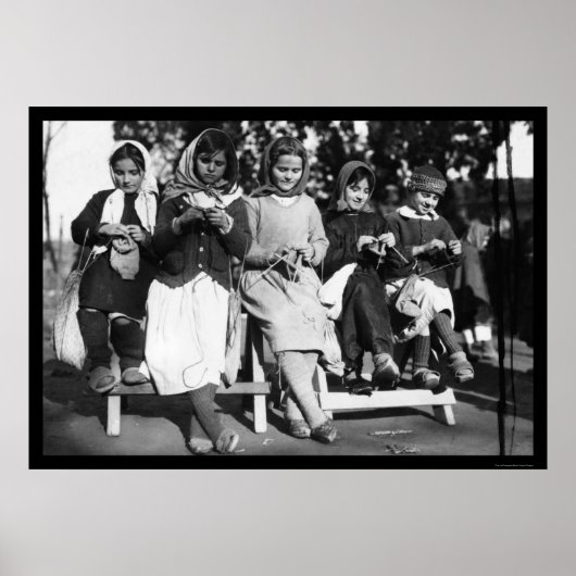 Meisjes Knitting in Albanië 1923 Poster (Voorkant)