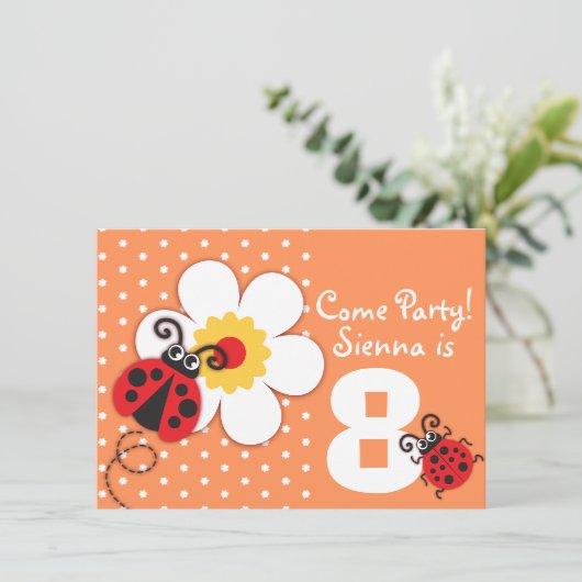 Meisjes ladybug paarse uitnodiging (Staand voorkant)