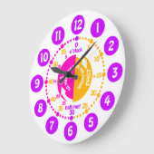 Meisjes leren tijd roze paarse klok te vertellen (Hoek)
