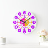 Meisjes leren tijd roze paarse klok te vertellen (Huis)