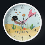 Meisjes Leuk en Magisch Onder het Zee Zeemeermin K<br><div class="desc">Deze schattige en grillige kinder klok heeft een onder het zee magische zeemeermin met een natuurlijke Afro en roze staart,  met een bijpassende vis op de rug. De tas kan worden gepersonaliseerd met uw meisjesnaam,  het perfecte cadeau voor elke zeemeerminnenliefhebber,  een geweldig decor voor een kinder kamer of kinderkamer.</div>