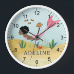 Meisjes Leuk en Magisch Onder het Zee Zeemeermin K<br><div class="desc">Deze schattige en grillige kinder klok heeft een onder het zee magische zeemeermin met een natuurlijke Afro en roze staart,  met een bijpassende vis op de rug. De tas kan worden gepersonaliseerd met uw meisjesnaam,  het perfecte cadeau voor elke zeemeerminnenliefhebber,  een geweldig decor voor een kinder kamer of kinderkamer.</div>