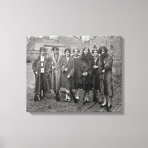 Meisjes Met Geweren, 1925 Canvas Afdruk