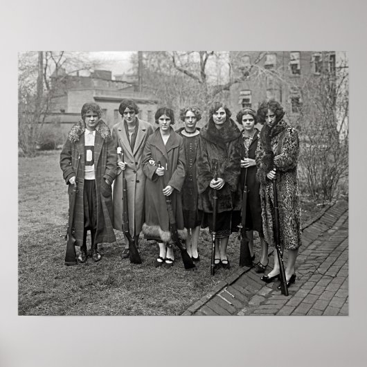 Meisjes Met Geweren, 1925. Oude Foto Poster (Voorkant)